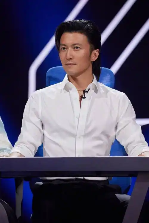 组图:谢霆锋《青年派计划》剧照释出 解锁背头西装造型_娱乐_黑色