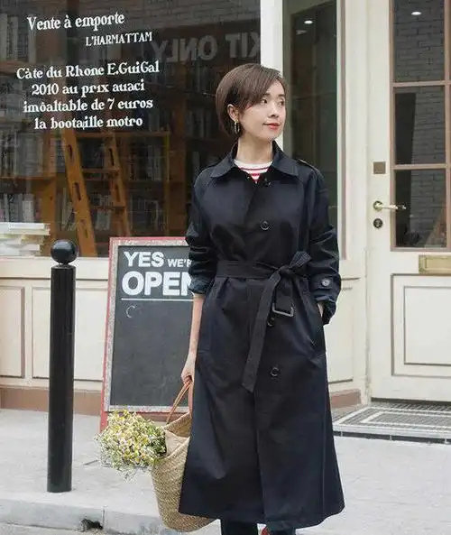 秋天,"风衣"怎么穿才洋气?配条纹衫和牛仔裤,高级时髦又优雅