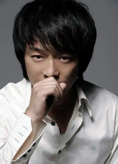 黄渤年轻时帅成这样让老婆甘愿陪他吃苦秒杀韩国欧巴