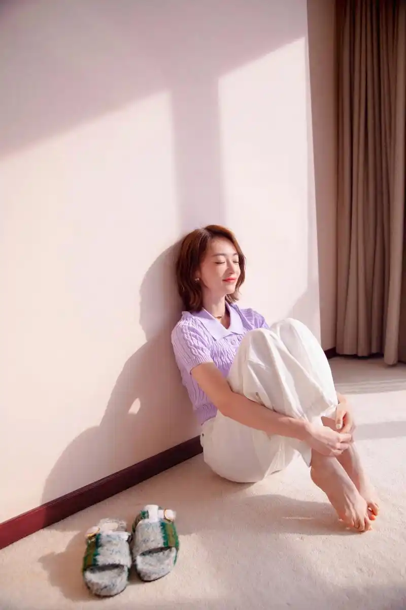 演员吴谨言光脚拍摄写真集,2018年,吴谨言凭借宫斗剧《延禧攻略》获第