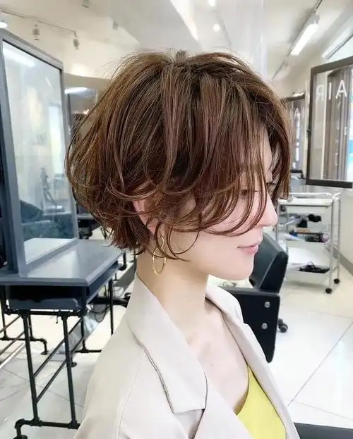 女性头顶发量少适合什么发型(头顶头发少的短发发型)