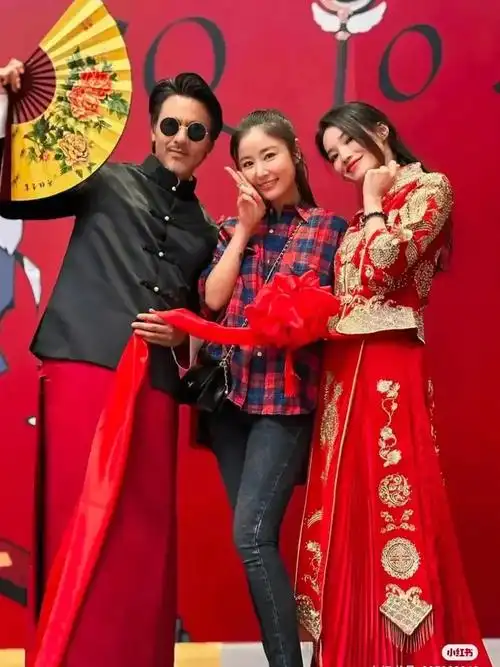 48岁林心如出席舒淇结婚8周年派对,身穿红色格子衬衫少女感满满