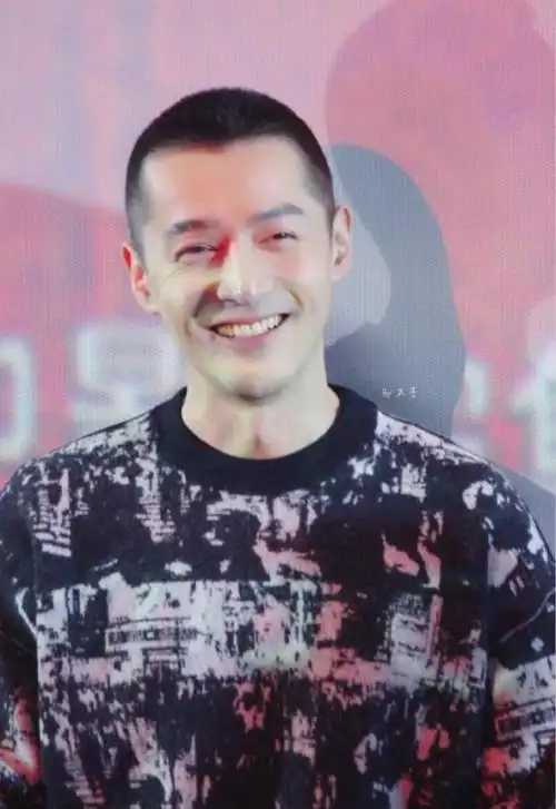 胡歌留短寸参加活动,与四天前判若两人,37岁少年感十足|发型|脸型