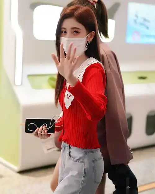 5天前     鞠婧祎机场照粉丝