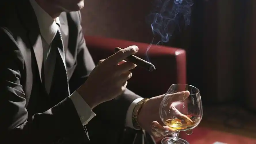 壁纸男人,雪茄,酒精高清宽屏:高清:全屏