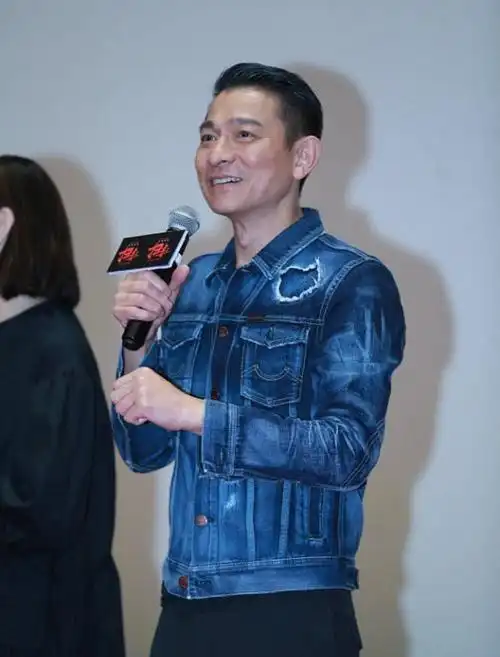 刘德华身穿蓝色牛仔外套减龄造型潮酷十足路演情话绵绵宝刀未老