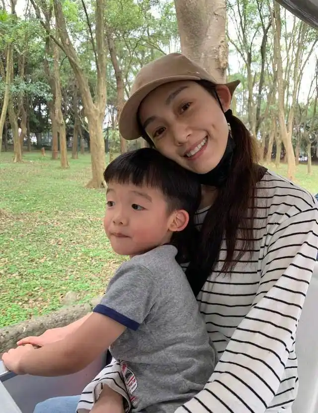 范玮琪一家四口出游,飞飞翔翔玩嗨了,咘咘波妞也有现身!