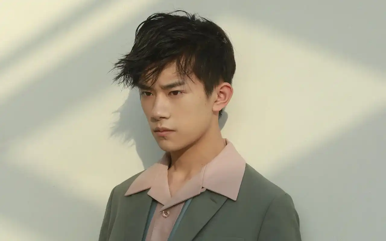 tfboys易烊千玺帅气图片高清电脑桌面壁纸