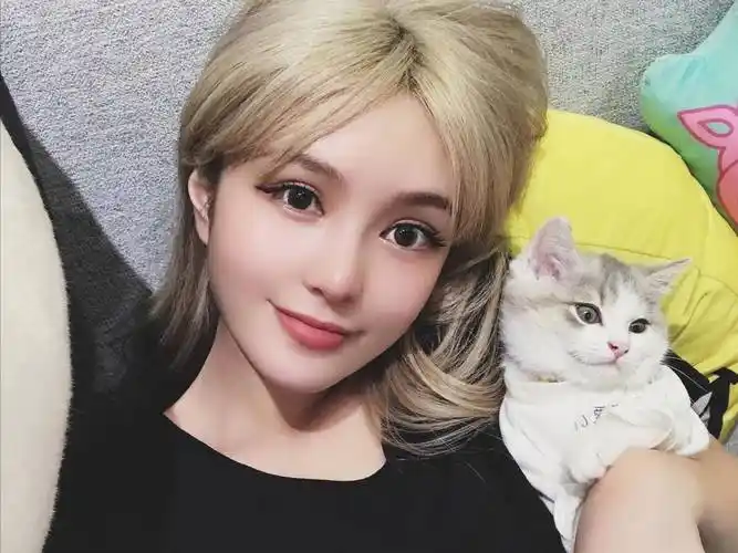 或许是害怕周扬青一直沉浸在上一段感情中难以自拔,所以无论是父母