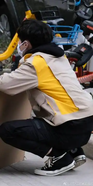 张艺兴[超话]# 张心心同学终于学会穿袜子.