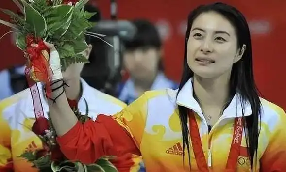 郭晶晶任日本世锦赛评委,穿正装配人字拖引热议,网友:尊重个性