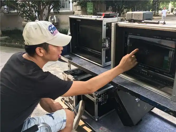 一起去片场看看吧