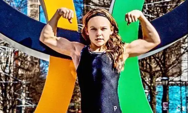 美国小女孩热爱健身,10岁就练出6块腹肌,网友看后自叹不如