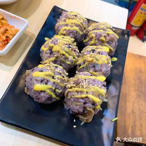 明洞韩国料理牛肉手抓饭团图片