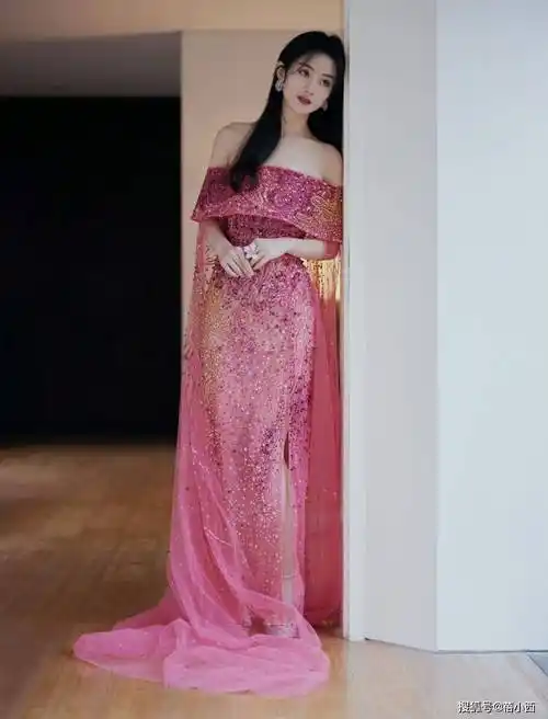 赵丽颖穿上一条紫色的亮片连衣裙更是美出了新高度,让人印象深刻-爱