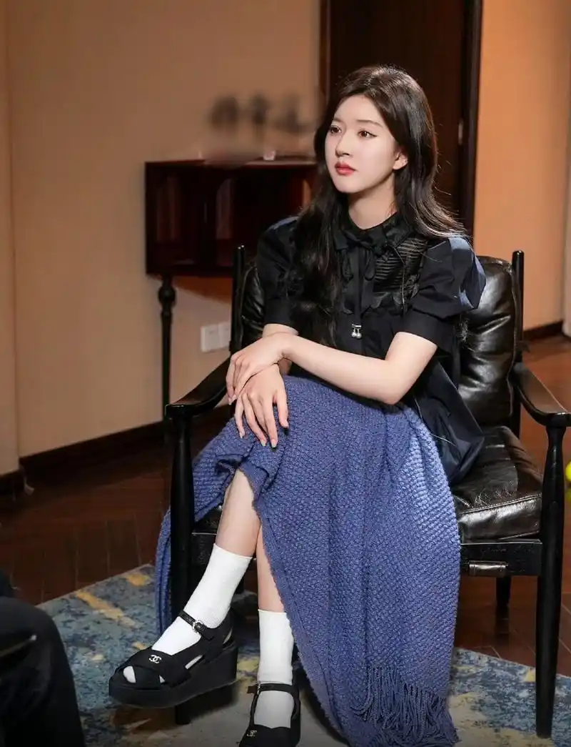 赵露思参加访谈节目,坐在演播室一副乖乖女模样,她脚上穿的是香奈儿的