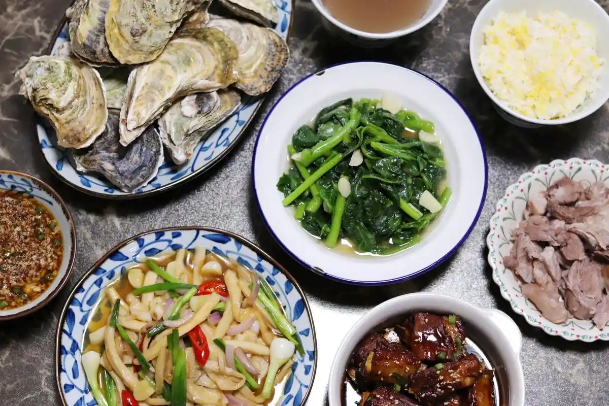 四口之家的晚餐,两荤两素拒绝精致穷,网友:碗筷起