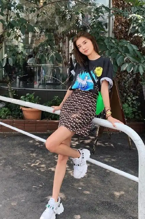 林峯前女友吴千语半身裙也能穿出新花样长腿纤腰真抢镜