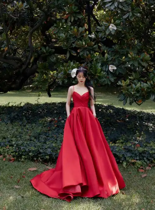 欧阳娜娜看展被偶遇,生图与精修零差别,蜂腰长腿气质一流