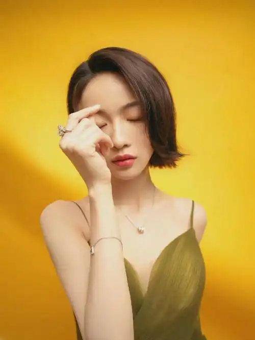 吴谨言晒短发造型