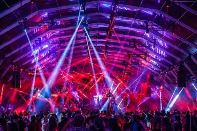 一场精彩的线下活动,肯定离不开舞台的设计,而炫酷的大型舞台设计总是