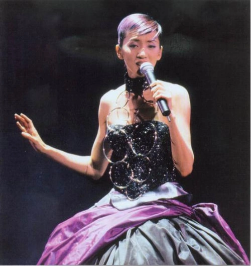 1992年,梅艳芳在歌厅被人扇嘴巴,当晚打人者被砍29刀不治归西