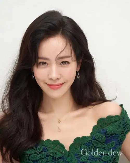 韩国女艺人韩志旼拍宣传照 展现多面魅力