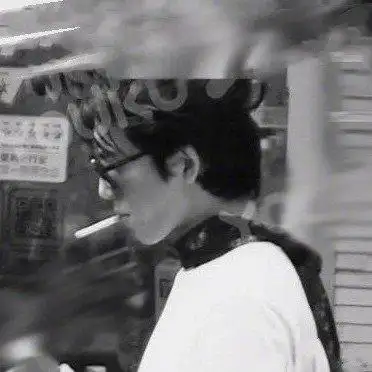 井柏然抽烟原以为要被网暴谁知一个动作引热议堪称电影质感