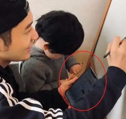 杨颖过35岁生日难得发了跟小海绵的合影虽然眼睛被墨镜遮到