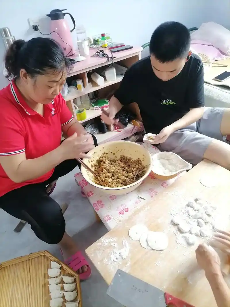 一家人合合美美包水饺,祝福的饺子包上吉祥如意,祝婆婆娘身体 - 抖音