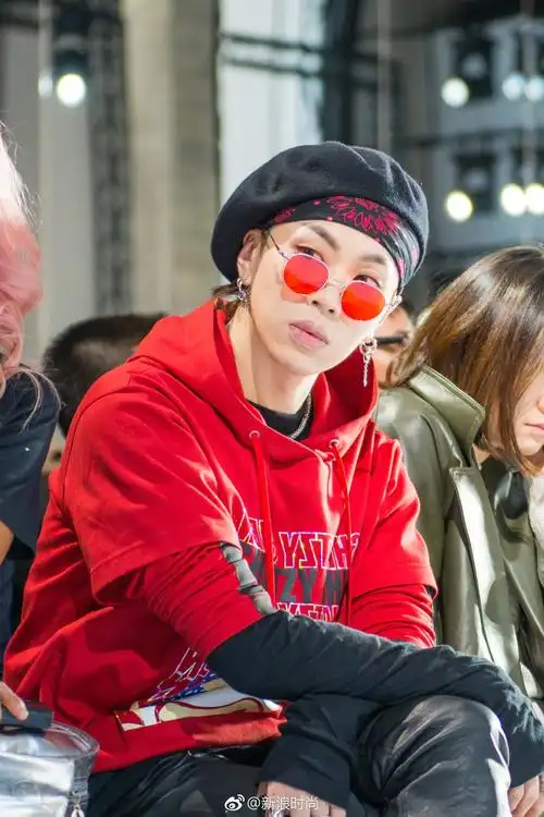 新浪时尚携手@杨文昊viho 现身shiatzy chen 2019春夏系列大秀