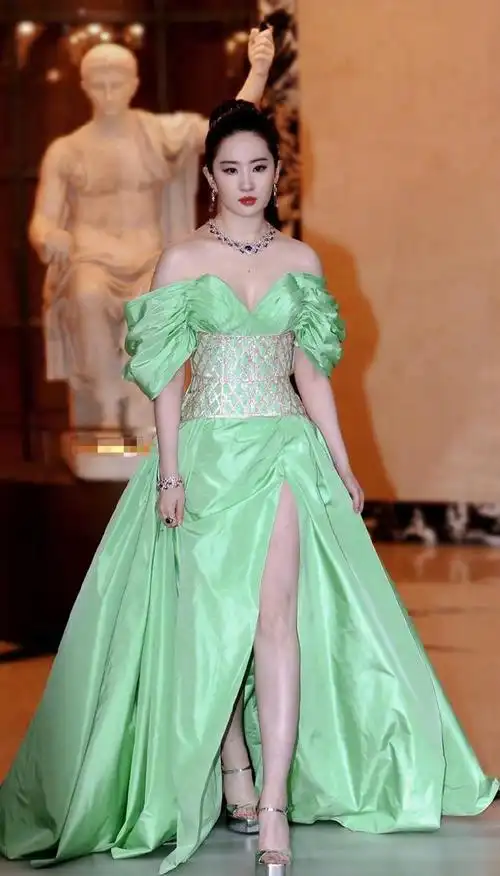 罗马这一晚,被"膀大腰圆"的刘亦菲惊艳,身材丰满艳压群芳