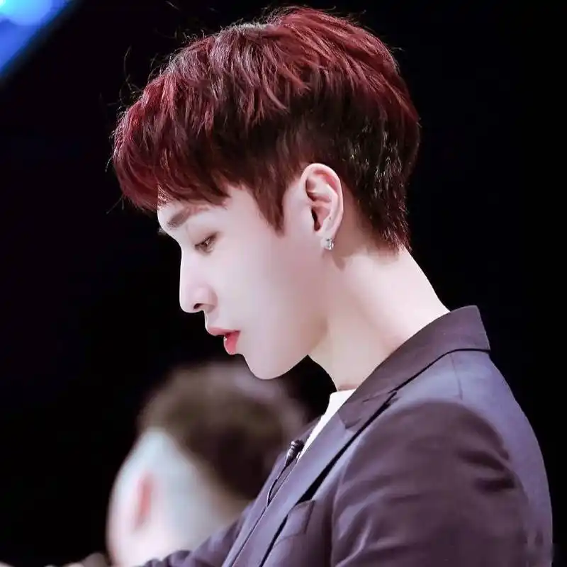 来感受张艺兴这棱角分明的侧脸!迷人的眉骨!高耸挺拔的鼻梁!