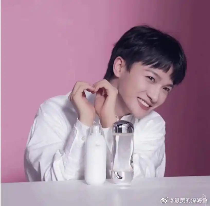 周深##奔跑吧11# (图1)是周深版心心, (深深自己比心一般都是这样的)