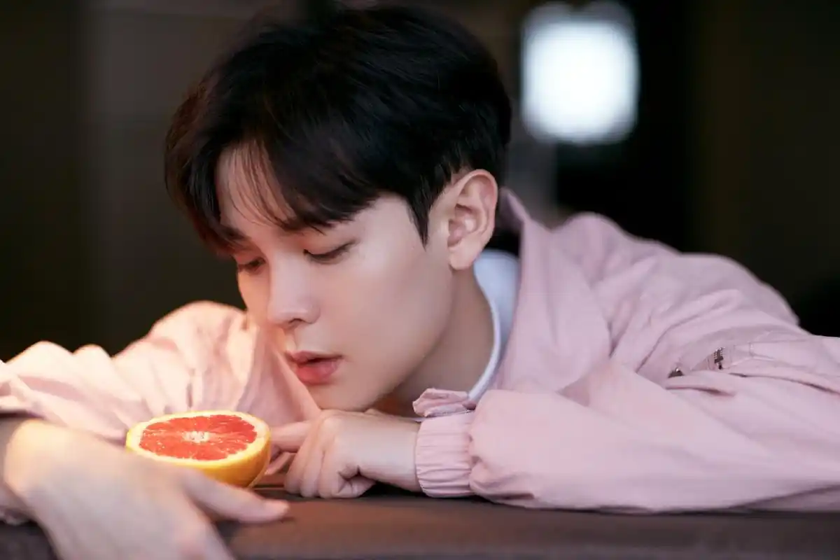 尤长靖身穿粉色工装外套搭配简约纯白t恤帅气现身某品牌活动见面会.