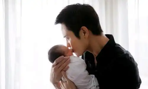 郑嘉颖二胎得子～恭喜郑嘉颖陈凯琳喜得贵子,1 1=4这得多幸福呀