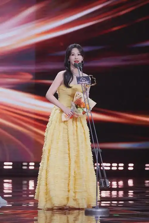 杨紫微博之夜身穿紫色长裙获得两项大奖,称"新的一年继续努力"