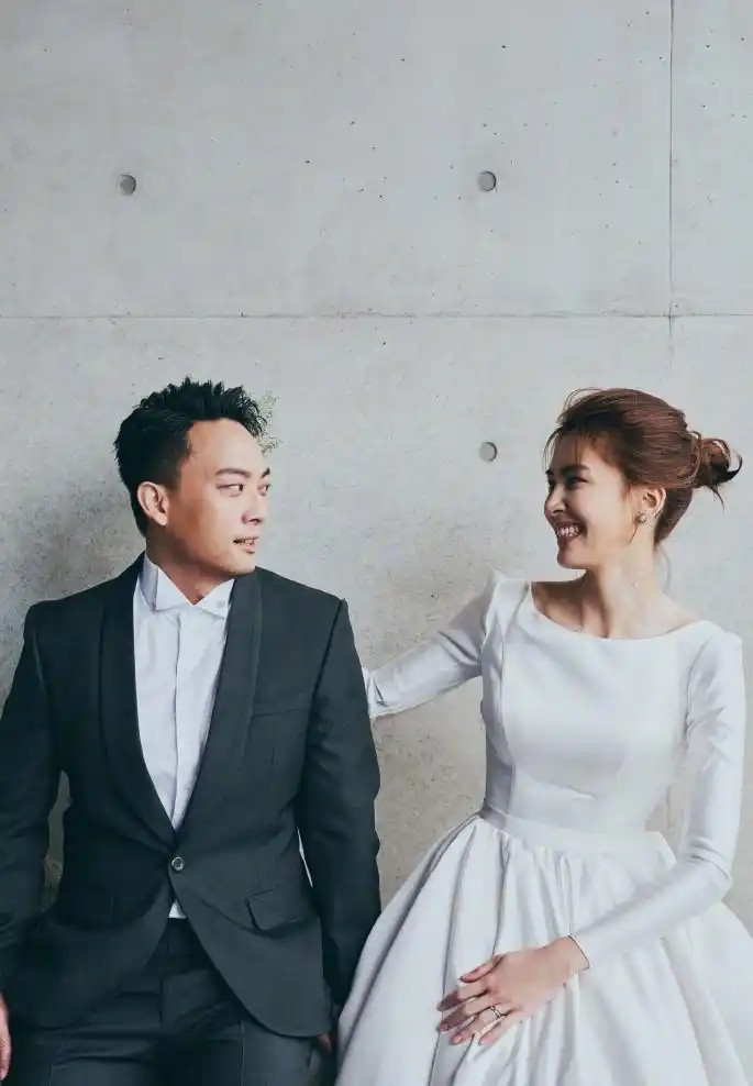 曾沛慈晒与老公甜蜜对视照官宣结婚 两人为相识10年好友