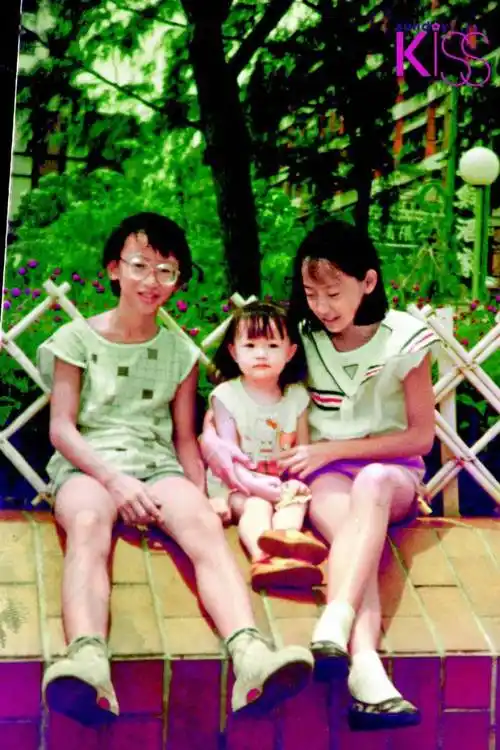 《黑白照》部分歌词.邓丽欣出生于1983年,十月就要40岁了.