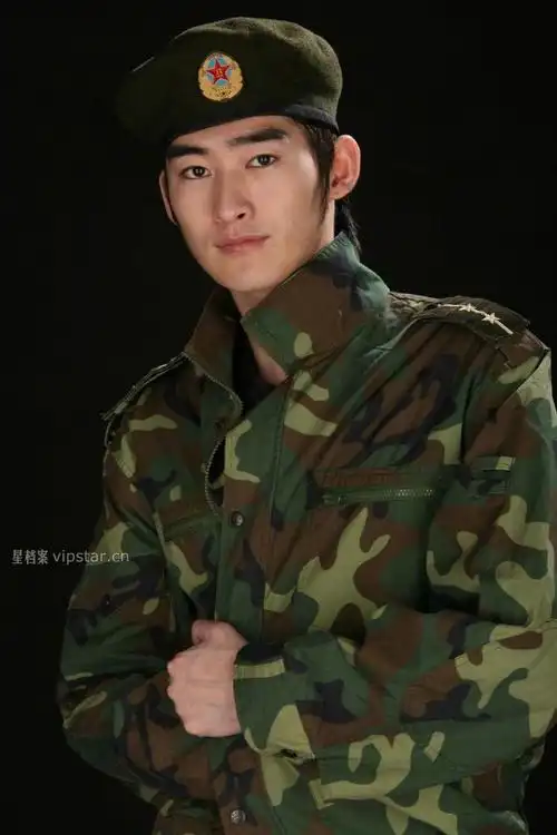 早期张翰的军装照,也是一本正经的英俊啊!