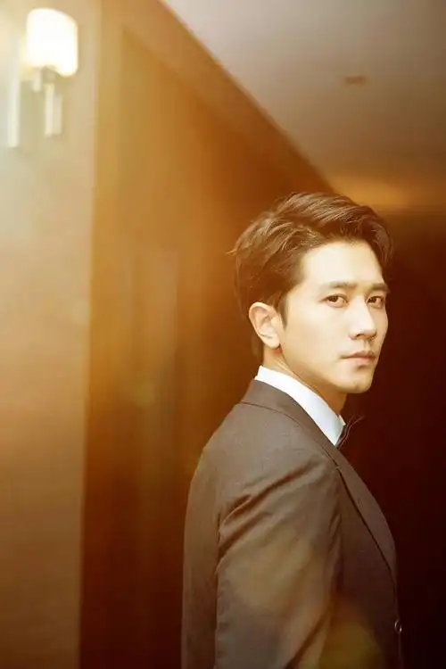 微信tzcm518丨彭冠英代言费丨小红书翻包植入