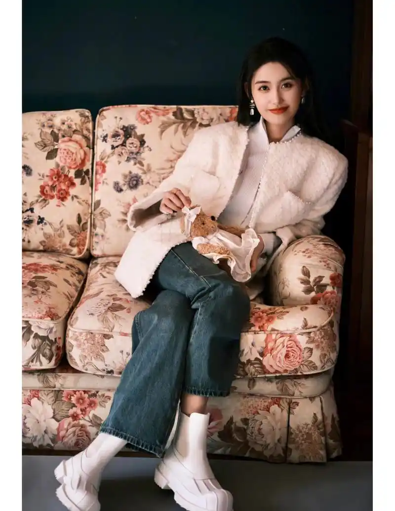 新晋女神蒋依依,小香风外套配牛仔裤率性时尚,这次我get她的美