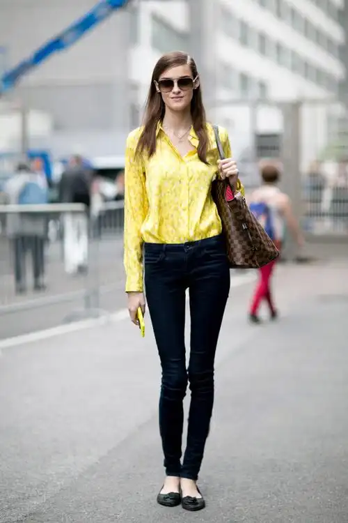 亮眼的鹅黄色衬衫搭配小脚牛仔裤,平底鞋,清新的形象立刻就呈现啦!