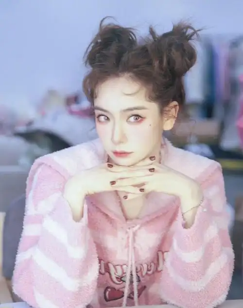 戚薇卷毛双丸子头#姐姐太可爱啦!卷毛双丸子头萌拥啦!