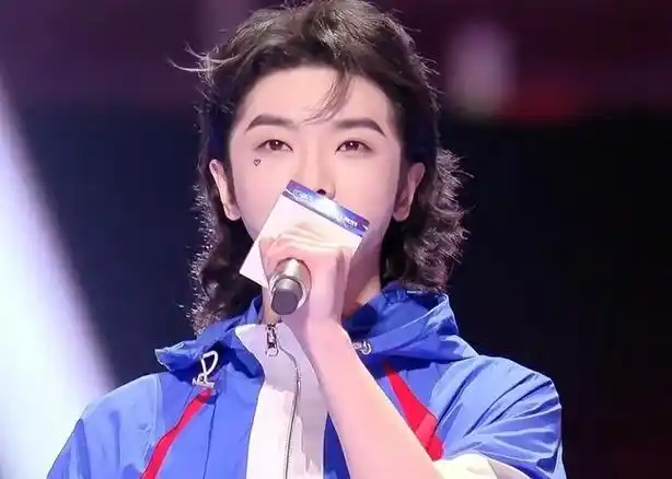 华晨宇举信号枪好帅##华晨宇桃心眼妆##华晨宇pel舞台打碟