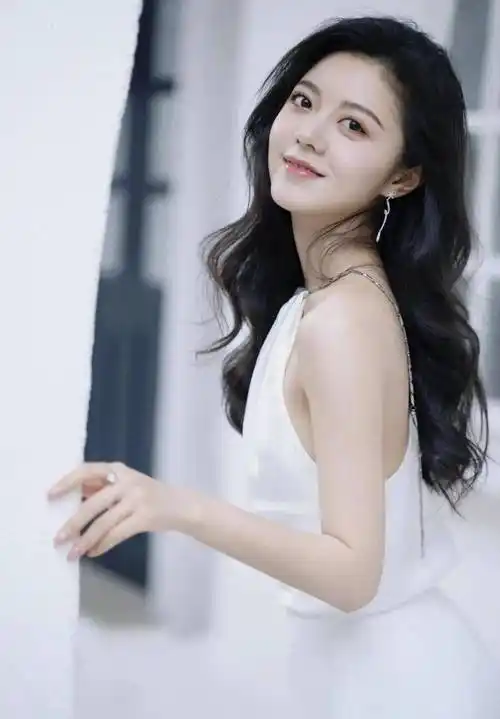 赵今麦时尚写真美美哒,皮肤白皙如厚,美丽如画_夏日的阳光_夏天_白色