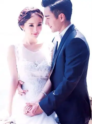 杨幂婚纱照片杨幂婚纱照 内容简介 杨幂婚纱照图片,去年杨幂结婚的