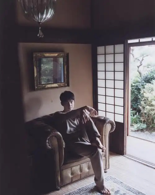 21岁刘昊然光脚拍照穿日式简约搭配变身清泉系美少年