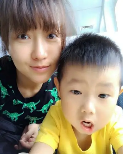 潘阳被4岁儿子喊小美女,疯狂奖励他,网友:孩子可能没戴眼镜!