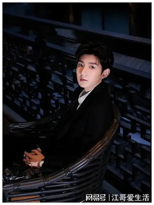 王源吸烟风波后蜕变成熟,音乐之路再启航,粉丝期待新篇章!